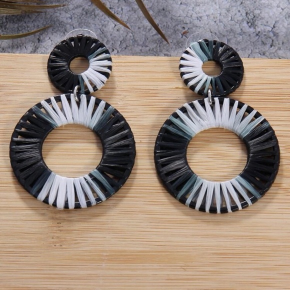 ❤️Black and White Ombre Round Drop Earrings - Picture 5 of 6